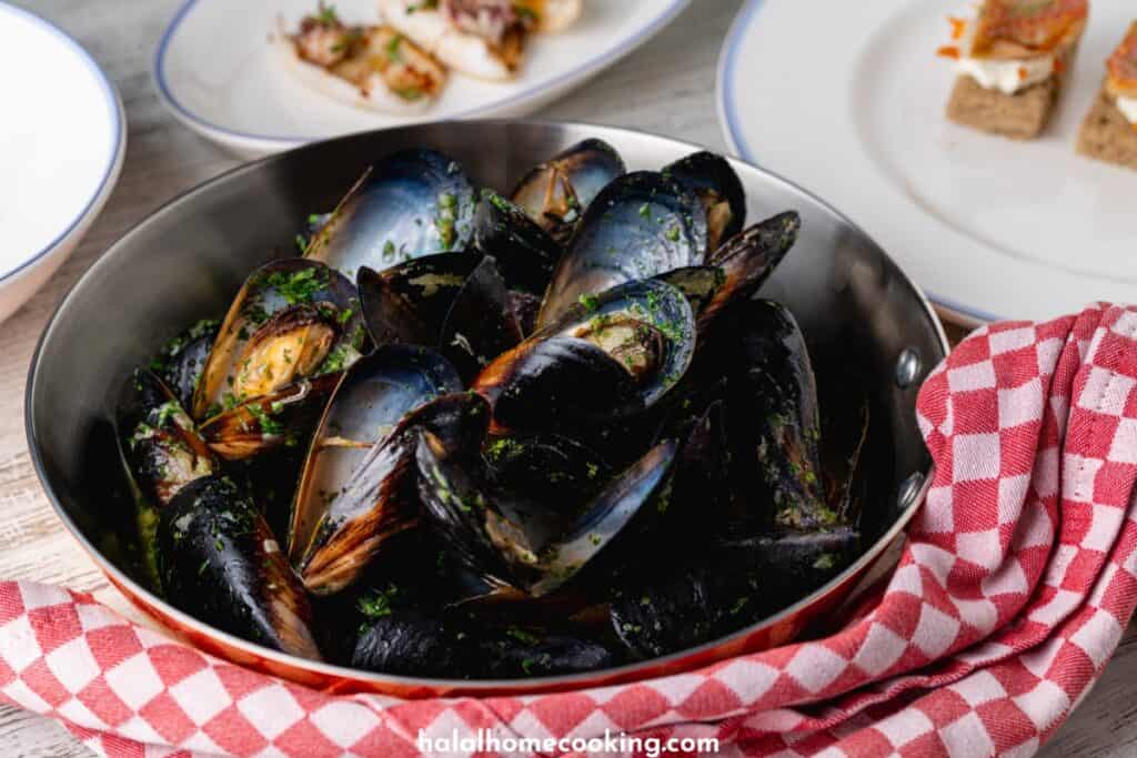 baked-blue-mussels-in-spicy-with-lemon