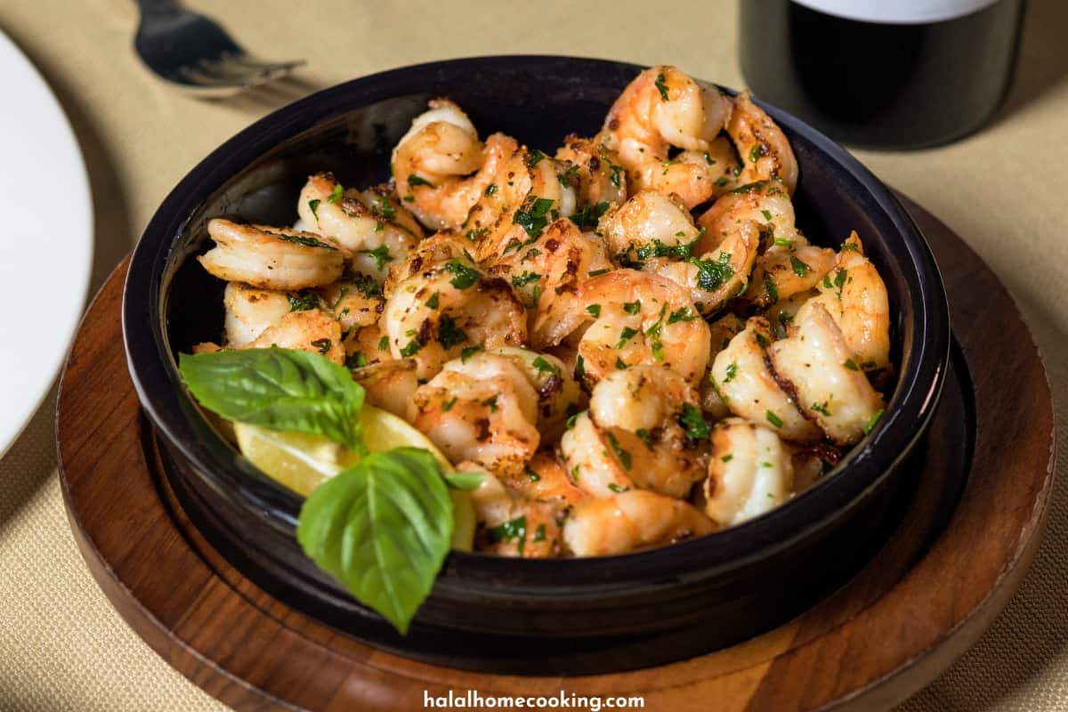 scampi-shrimp-meal-in-the-black-pot-plate